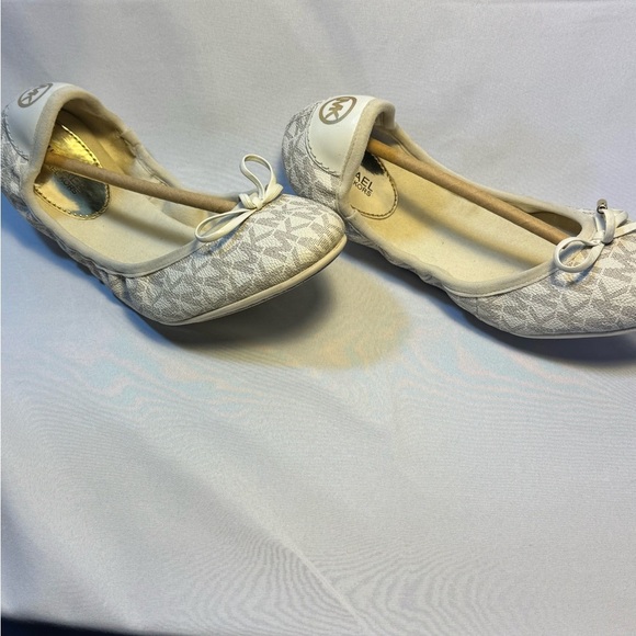 Women's White Ballet Flats - Picture 3 of 4